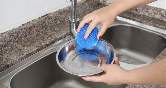 版およびボールを洗浄するために使用される螺旋形の構造のプラスチック磨く球
