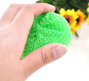 中国 版およびボールを洗浄するために使用される螺旋形の構造のプラスチック磨く球 サプライヤー